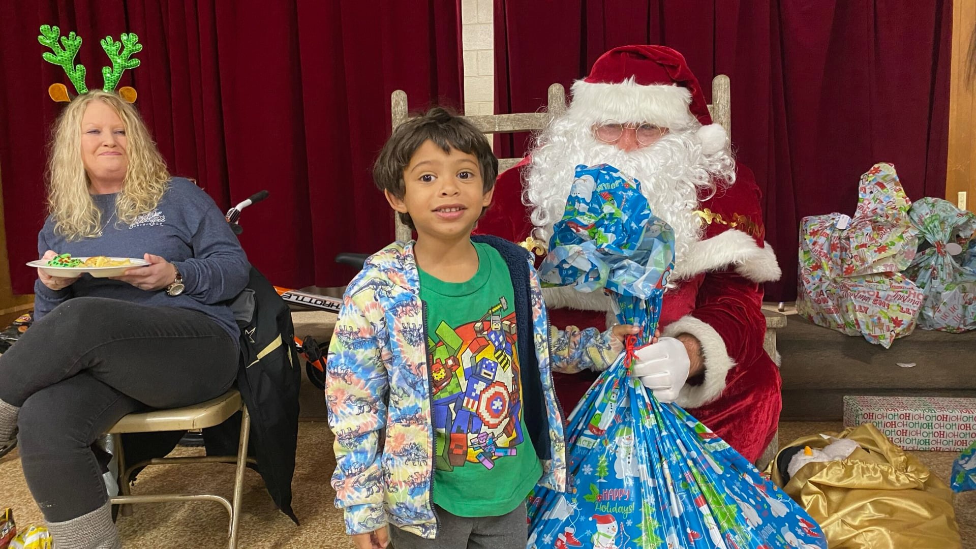 Operation Christmas….Hempstead County S.O. and Bingen Fire Dept. Bring Christmas To 31 Kids