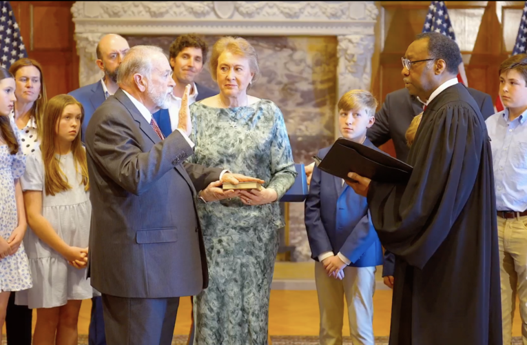 Hope native Mike Huckabee sworn in by Hope native Judge Lavenski Smith