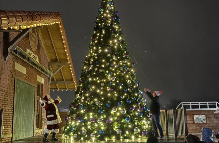 Christmas Parade and Tree Lighting Draws Hundreds to Downtown Hope