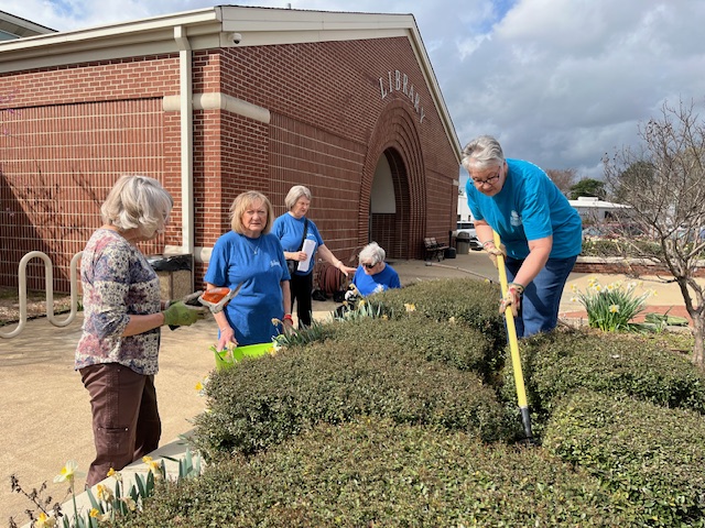 Nevada County Master Gardeners Work at Nevada County Library